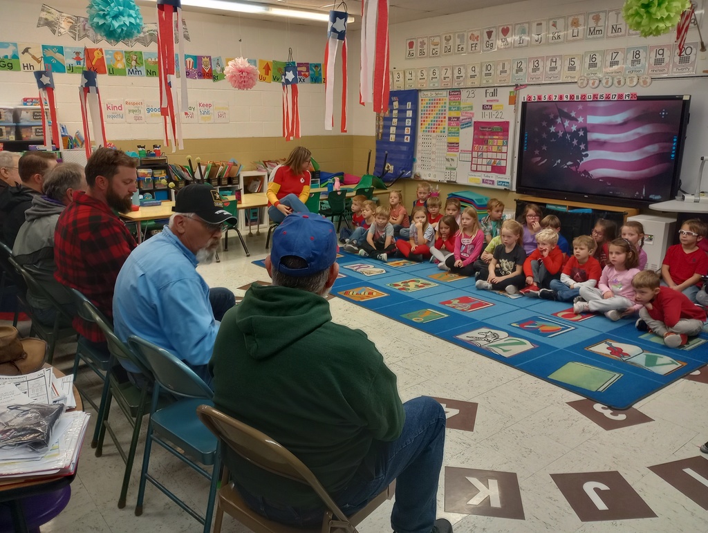 Veterans talking with Kindergarten
